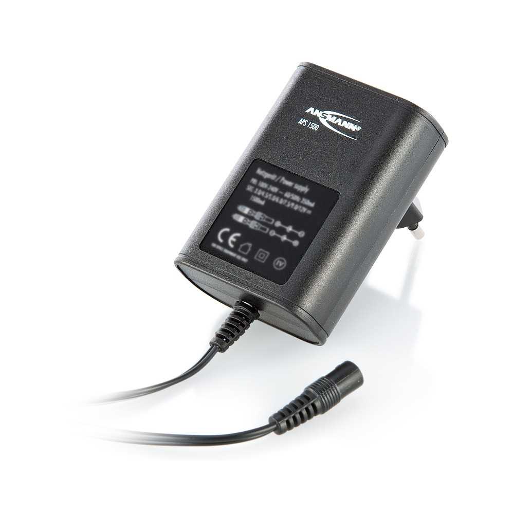 Schwarzes Steckernetzteil mit Kabel und Hohlstecker vor weißem Hintergrund