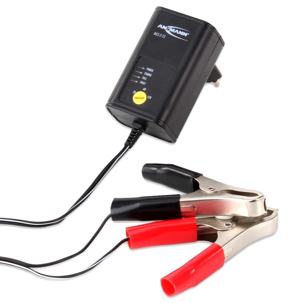 Schwarzes Ladegerät mit LED-Anzeige und gelbem Wahlschalter, Kabel mit roter und schwarzer Krokodilklemme