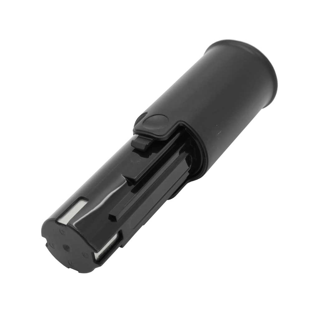 Schwarzer zylindrischer Akku mit seitlichem Clip und Kontaktflächen an der Stirnseite vor weißem Hintergrund