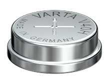 Runde silberne Knopfzelle in Seitenansicht mit Aufdruck auf der Oberseite und isoliertem Pluspol oben mittig
