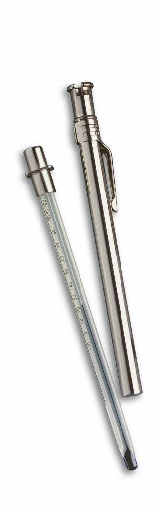 Glasthermometer mit Skala neben silberner Metallhülse mit Clip, beide diagonal auf weißem Hintergrund