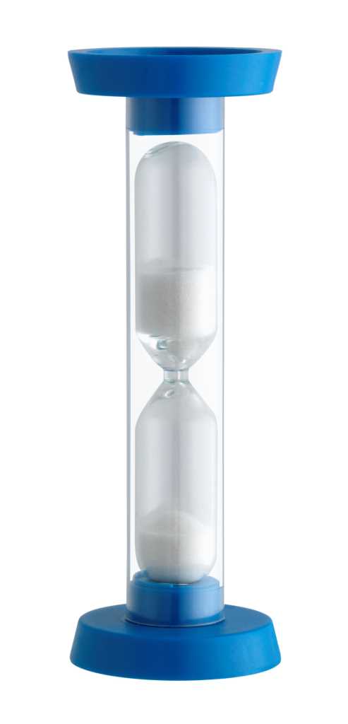 Sanduhr mit weißem Sand in transparenter Hülse, blaue Kunststofffüße oben und unten