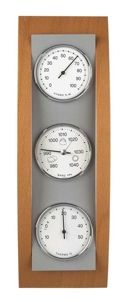 Holzbrett mit drei runden Anzeigeinstrumenten: oben Hygrometer, mittig Barometer, unten Thermometer auf grauer Platte