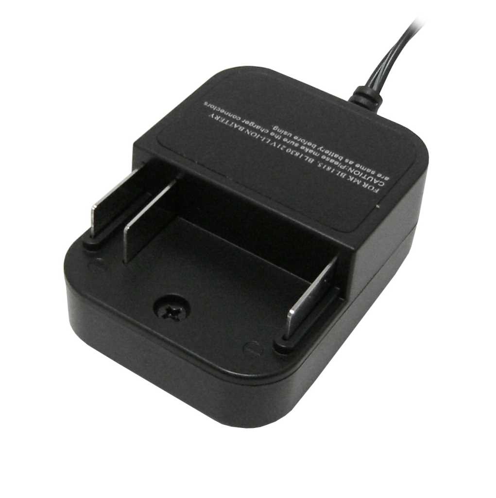 Schwarzes Ladegerät mit Steckkontakten und angeschlossenem Kabel, schräg von oben auf weißem Hintergrund