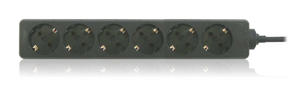 Schwarze Steckdosenleiste mit sechs runden Steckplätzen in Reihe und Anschlusskabel rechts