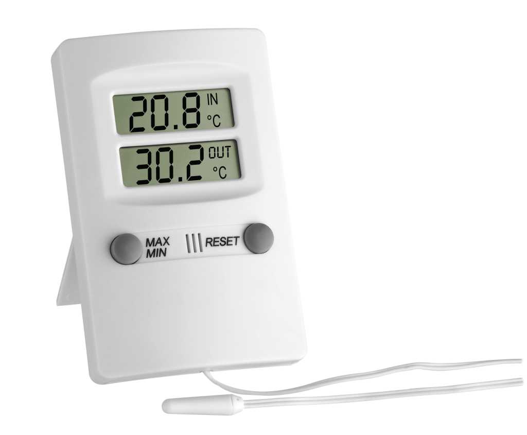 Weißes digitales Thermometer mit zwei LCD-Anzeigen und Fühlerkabel, aufgestellt auf weißem Hintergrund