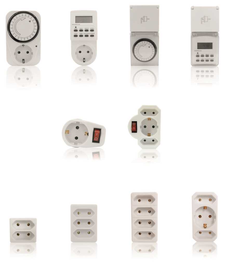 Mehrere weiße Zeitschaltuhren, Adapter und Steckdosenverteiler mit Schalter auf weißem Hintergrund angeordnet