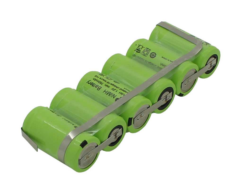 Grünes Akkupack aus sechs zylindrischen Zellen mit Metallband, schräg auf weißem Hintergrund