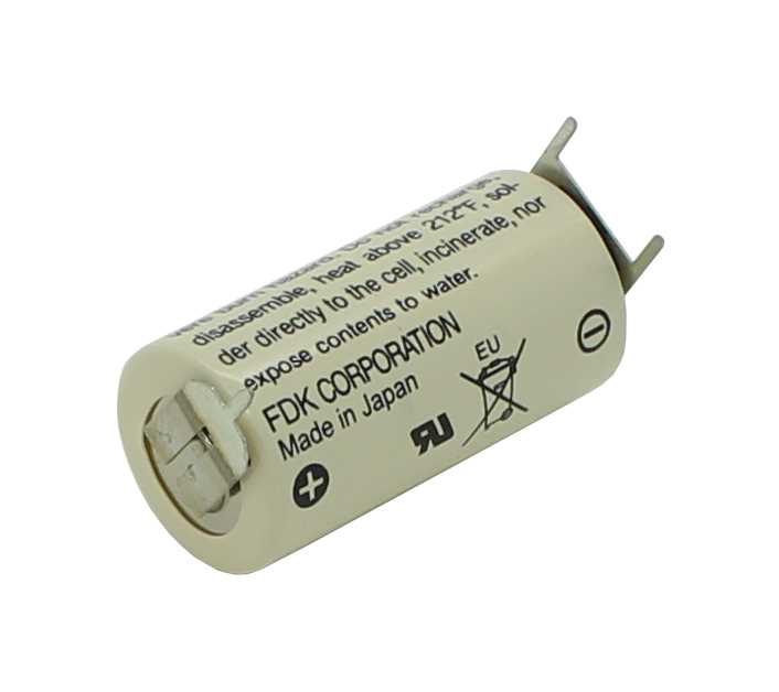 Zylindrische Batterie in heller Hülle mit zwei Metallanschlüssen, Plus- und Minusmarkierung und Warnsymbolen sichtbar