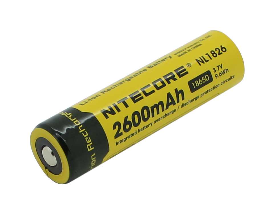 Gelb-schwarzer zylindrischer Akku mit Aufdruck 2600mAh auf weißem Hintergrund