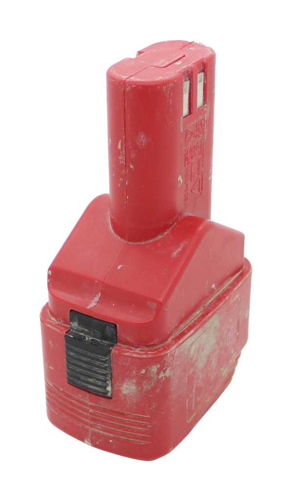 Roter Werkzeugakku mit schwarzer Entriegelung, seitlich zwei Metallkontakte und sichtbaren Gebrauchsspuren