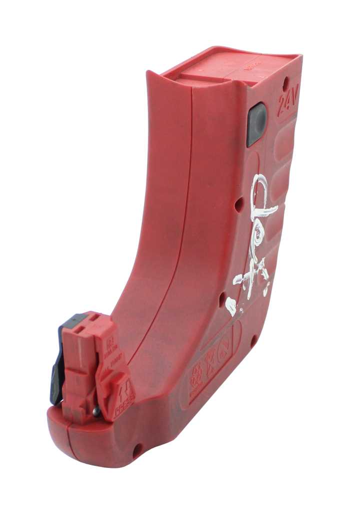 Roter Werkzeugakku mit Steckkontakt unten und grauer Taste seitlich, schräg von hinten fotografiert