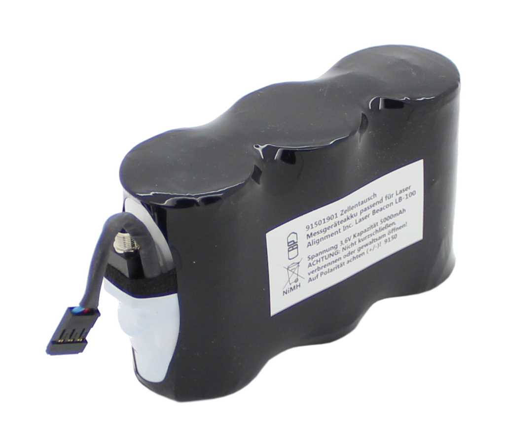 Schwarzer Akkupack mit Etikett und kurzem Kabel mit Stecker auf weißem Hintergrund