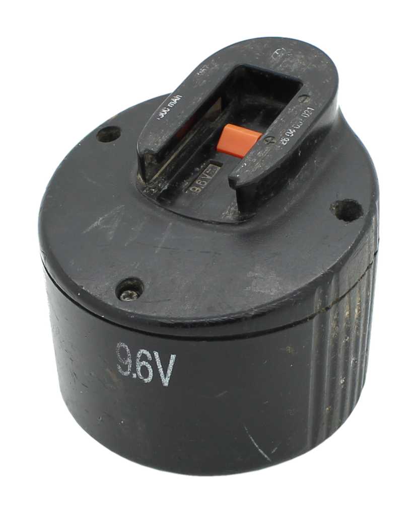 Schwarzer zylindrischer Akku mit Steckschacht und orangener Entriegelungstaste, Aufdruck 9.6V sichtbar