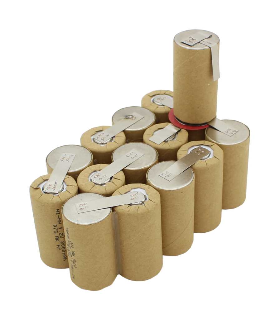 Akkupack aus zylindrischen Batteriezellen mit Lötfahnen, eine Zelle steht aufrecht oben auf dem Block