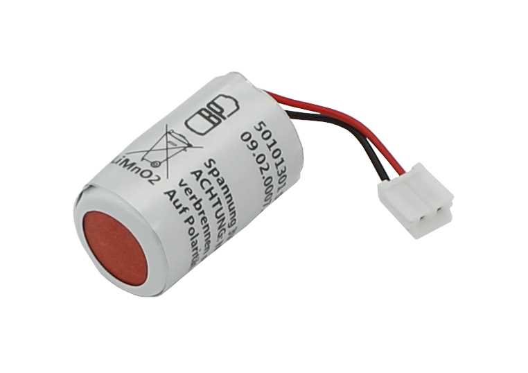 Zylindrische Batterie mit rot-schwarzen Kabeln und weißem Steckverbinder, liegend auf weißem Hintergrund