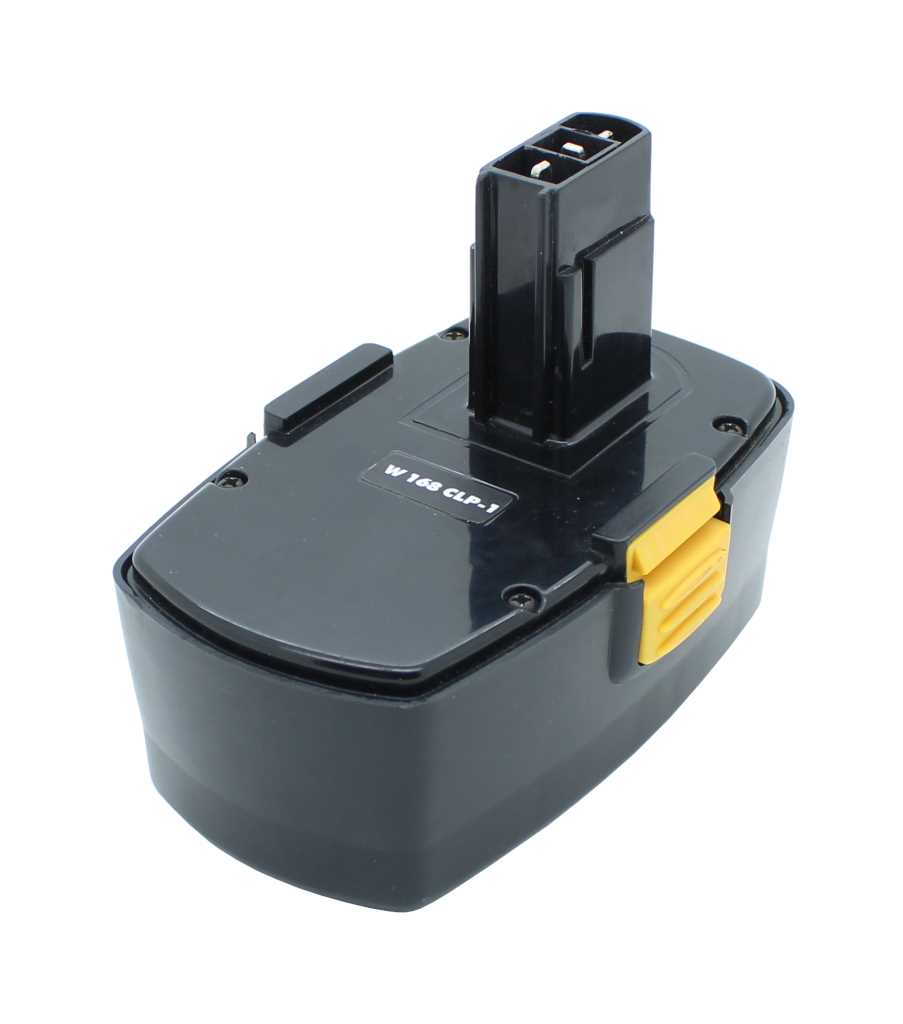 Schwarzer Werkzeugakku mit gelbem Entriegelungsknopf und aufgesetztem Steckkontaktblock mit Metallkontakten auf weißem