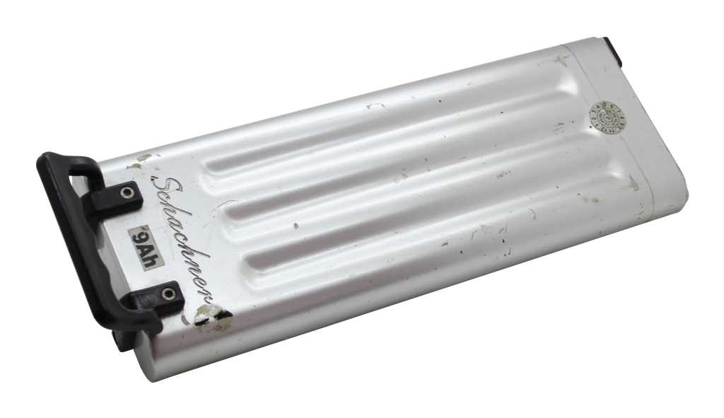 Silbernes Akkugehäuse mit Griff und sichtbaren Gebrauchsspuren, seitlich geriffelt