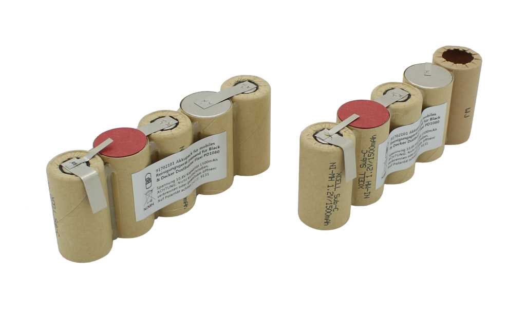 Zwei Akkupacks aus fünf zylindrischen Zellen mit Metallkontakten und Papierummantelung auf weißem Hintergrund