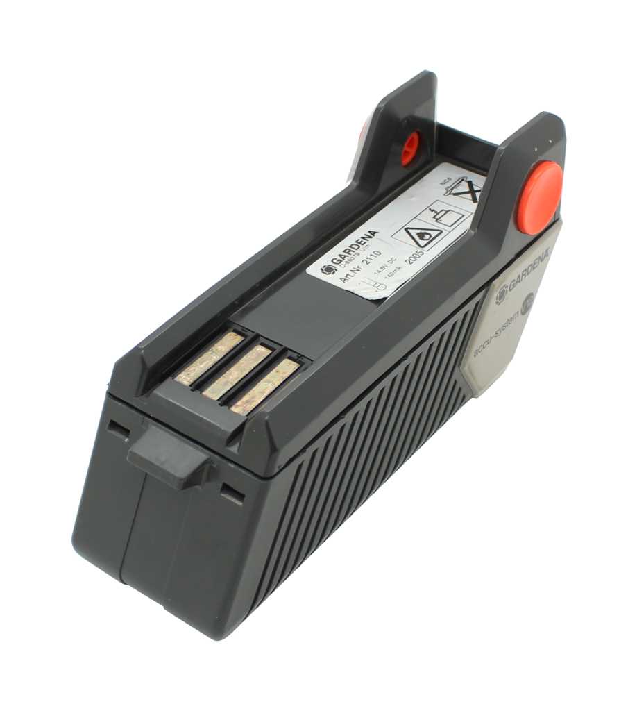 Schwarzer Akku mit geriffelter Seite, Metallkontakten vorn und rotem Knopf an der Stirnseite auf weißem Hintergrund