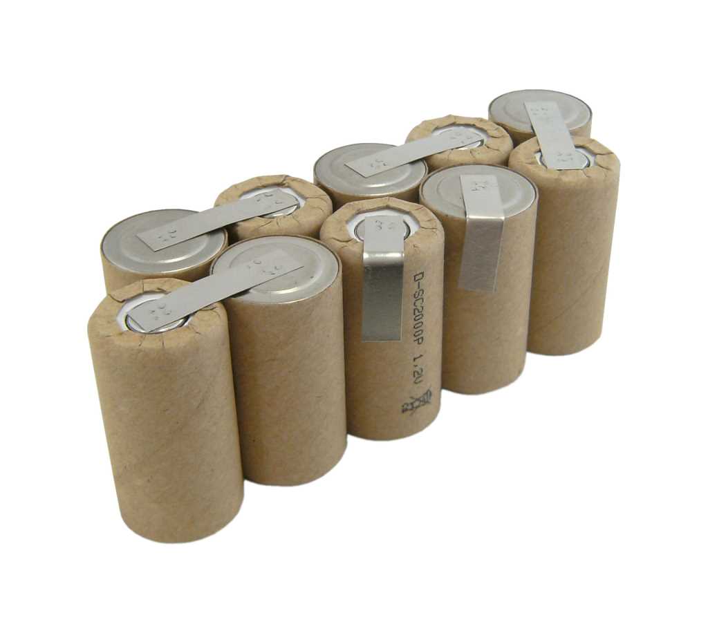 Akkupack aus acht zylindrischen Zellen mit brauner Ummantelung und Metalllaschen auf weißem Hintergrund