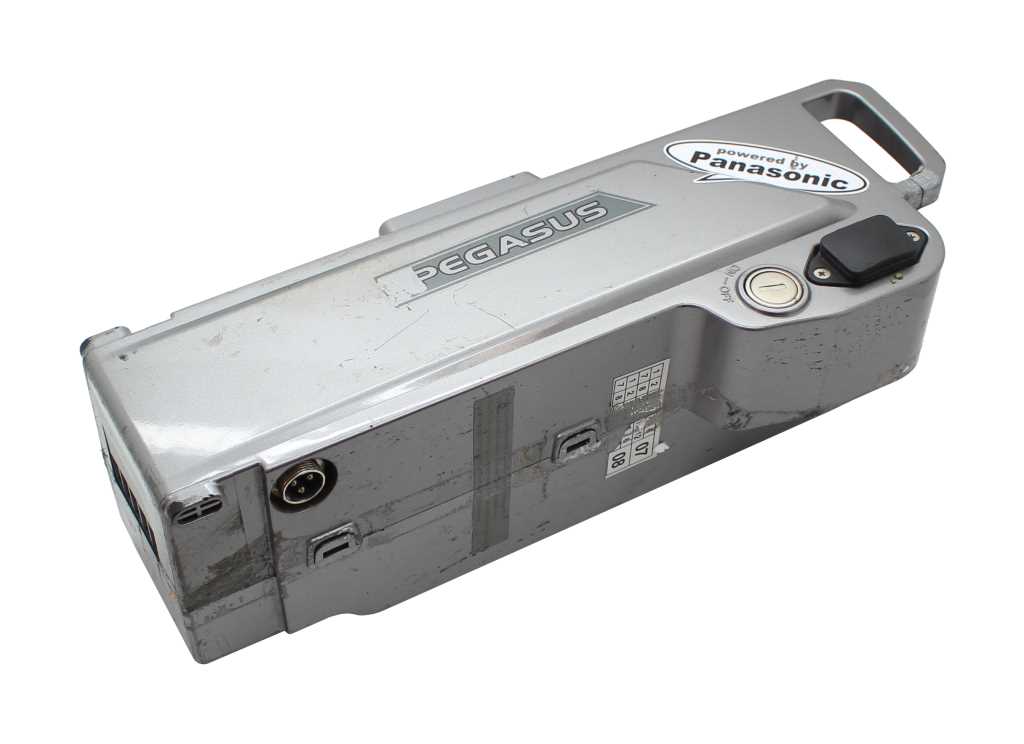 Silberner Fahrradakku mit Tragegriff, Schloss und Anschlussbuchse, sichtbar verkratzt und verschmutzt auf weißem Hintergrund