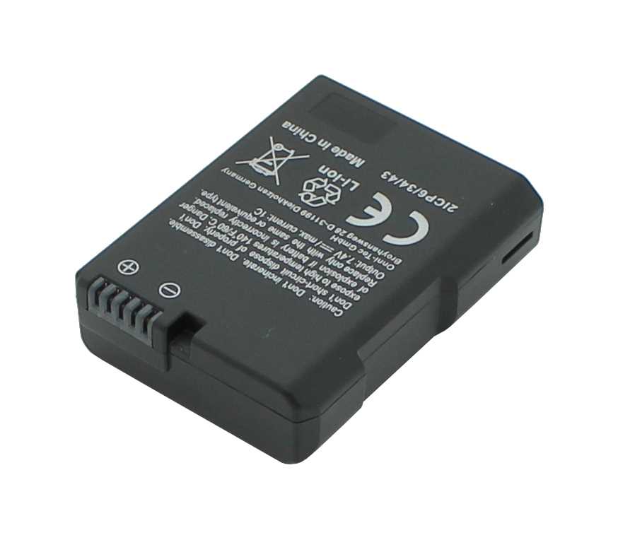 Schwarzer Kamera-Akku mit Aufdruck, seitlicher Kontaktleiste und abgerundeten Kanten auf weißem Hintergrund