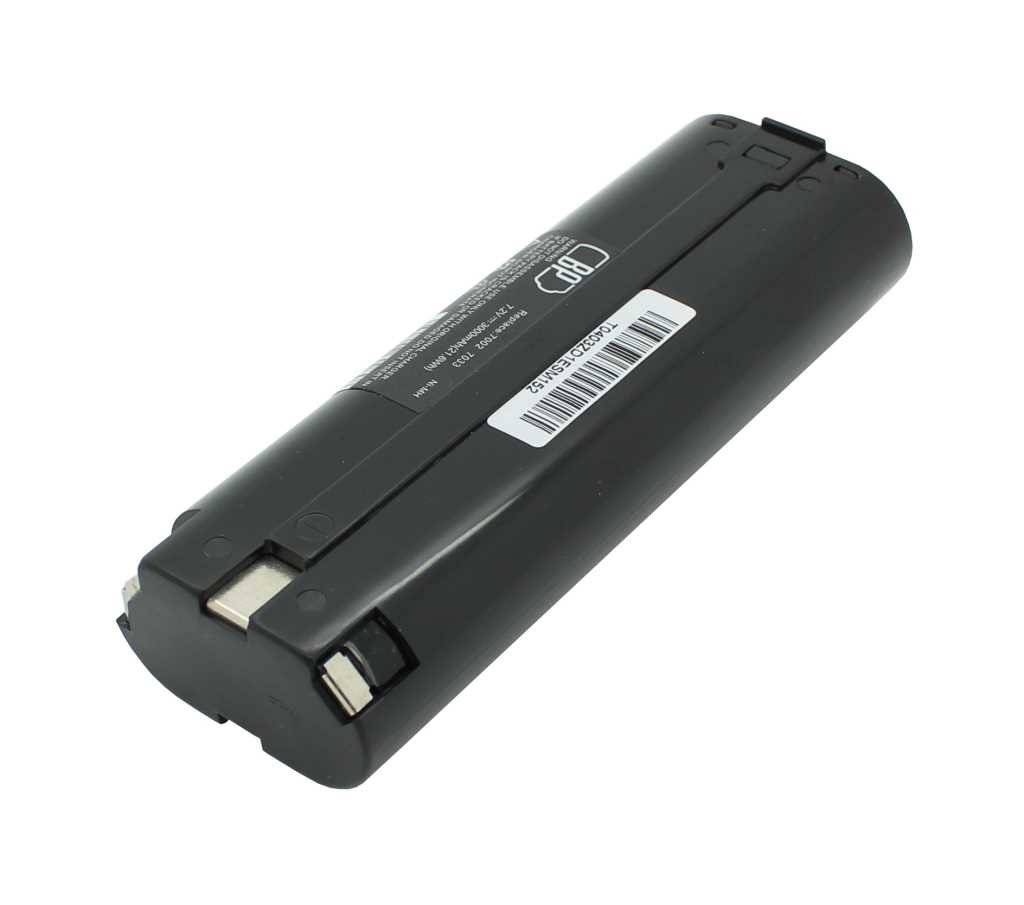 Schwarzer Werkzeugakku mit zwei Metallkontakten und Barcodeaufkleber, freigestellt auf weißem Hintergrund