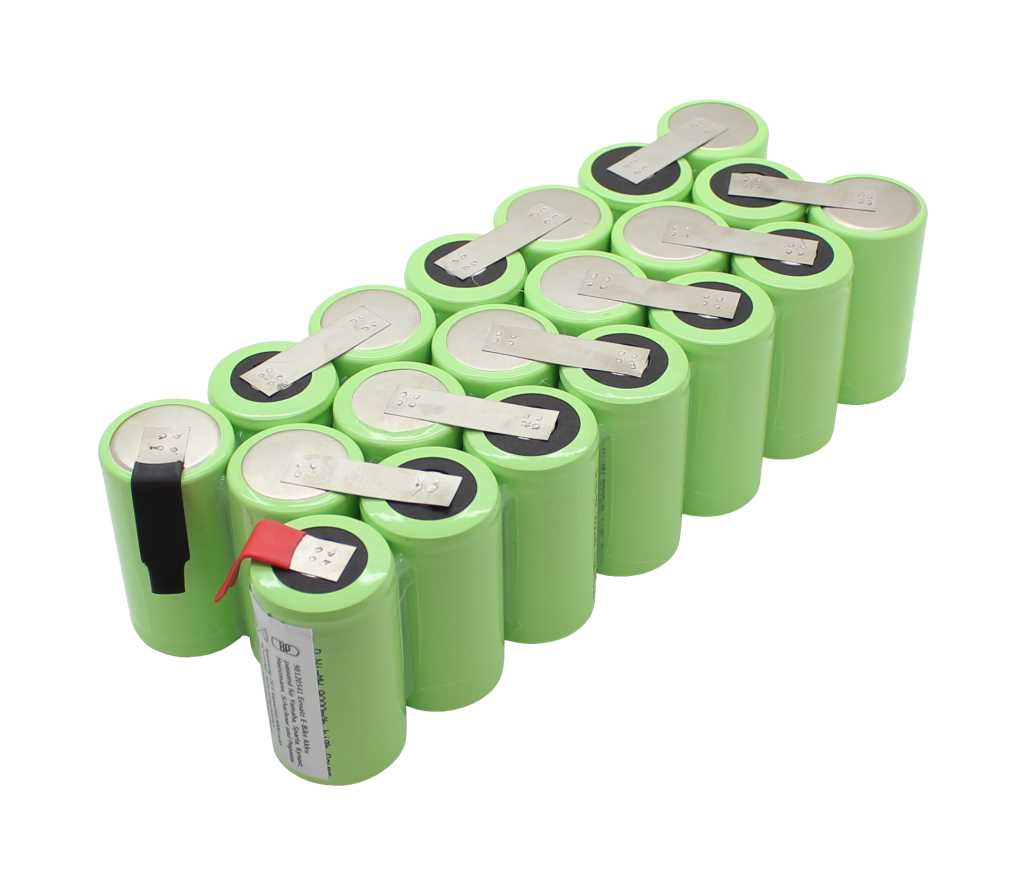 Pack aus grünen zylindrischen Akkuzellen in Reihen, mit Metalllaschen verbunden und zwei farbigen Anschlusslaschen
