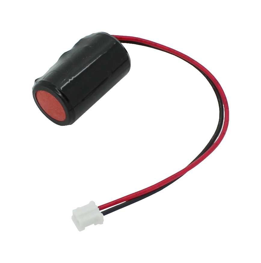 Schwarzer Batteriezylinder mit rot-schwarzem Kabel und weißem Steckverbinder auf weißem Hintergrund