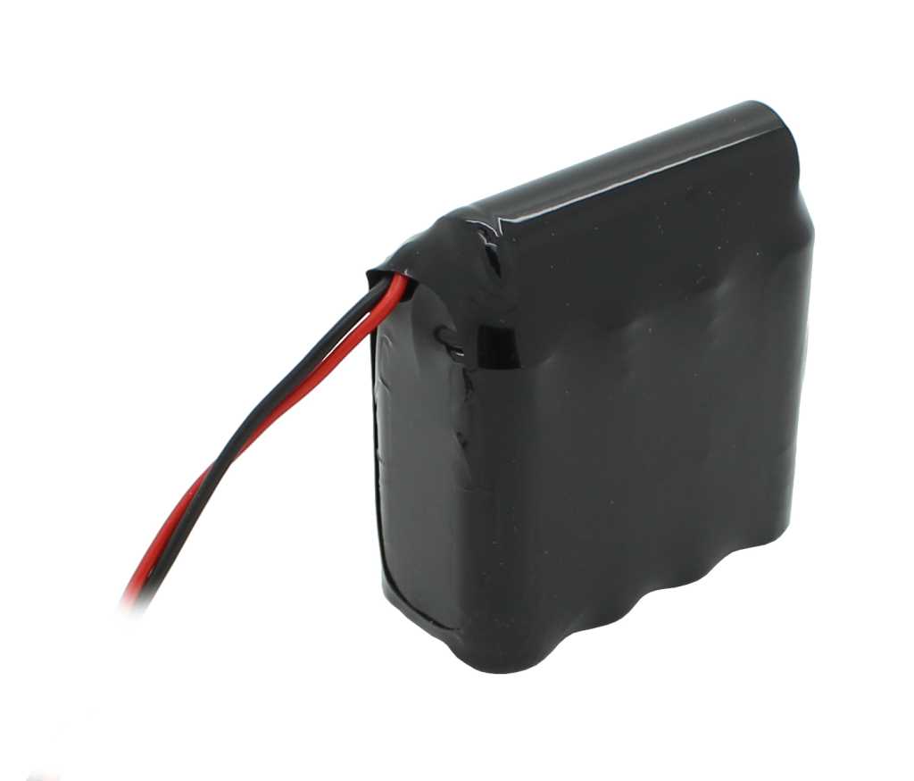 Schwarzer Akku-Pack in Schrumpfschlauch mit zwei herausführenden Kabeln in Rot und Schwarz auf weißem Hintergrund