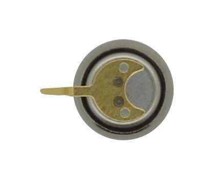 Runde Metallkomponente mit goldfarbener Kontaktplatte und seitlicher Lasche auf weißem Hintergrund