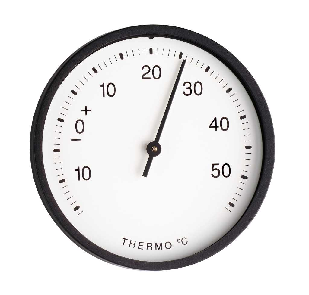 Rundes analoges Thermometer mit schwarzem Rahmen, weißem Zifferblatt und Zeiger auf etwa 28 °C
