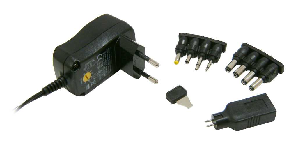 Schwarzes Steckernetzteil mit Eurostecker, Kabel und mehreren austauschbaren Adaptersteckern sowie kleinem Einsatzstück auf