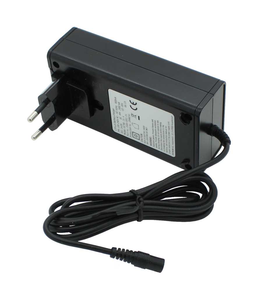 Schwarzes Netzteil mit Eurostecker und langem Kabel mit Rundstecker, seitlich Etikett auf dem Gehäuse