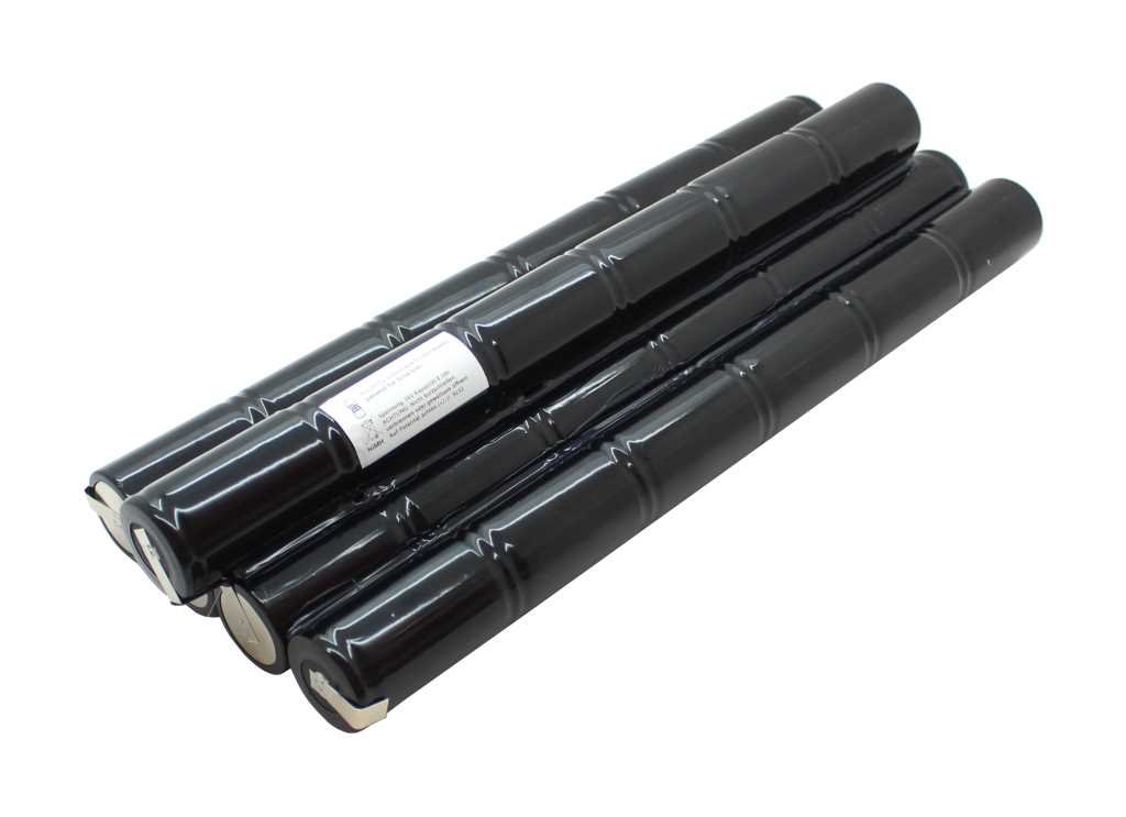 Schwarzer Akkupack aus zylindrischen Zellen, in drei Reihen gebündelt, mit kleinem Etikett auf weißem Hintergrund