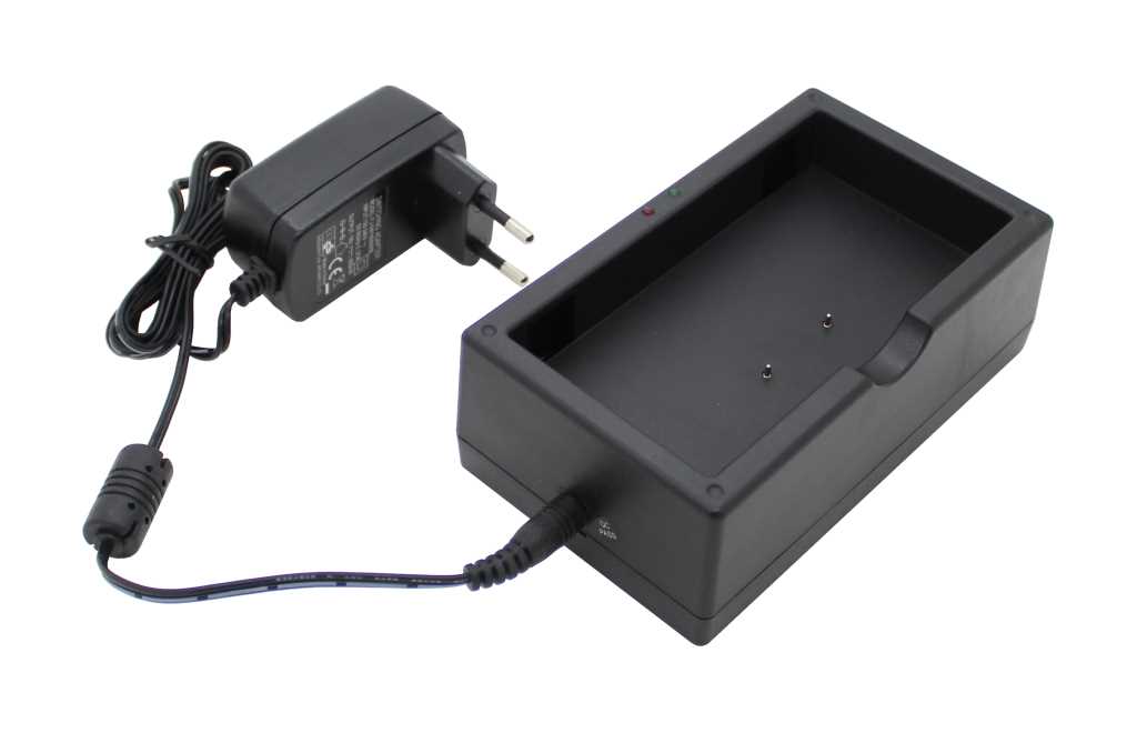 Schwarze Ladehalterung mit zwei Kontaktstiften und Netzteil mit EU-Stecker und Kabel auf weißem Hintergrund