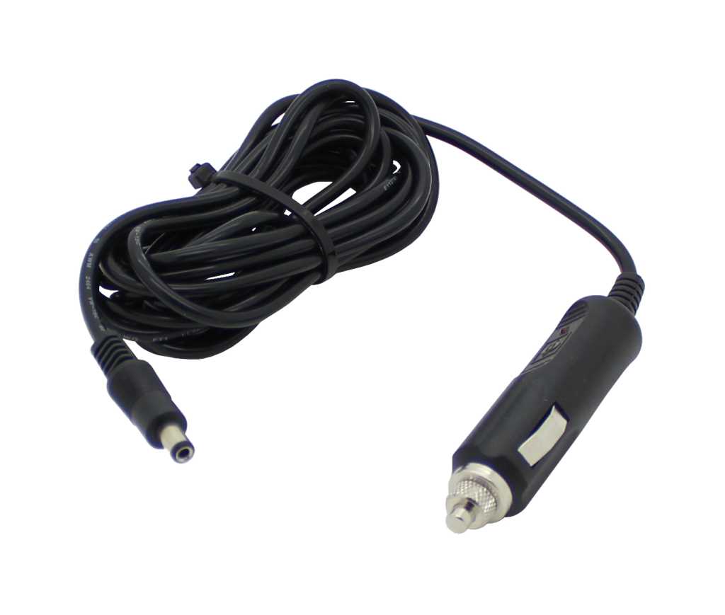 Schwarzes Kabel mit Zigarettenanzünderstecker und Rundstecker, aufgewickelt und mit Kabelbinder fixiert