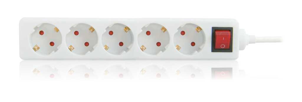 Weiße Steckdosenleiste mit fünf runden Steckplätzen, rotem Ein-/Aus-Schalter und angeschlossenem Kabel rechts