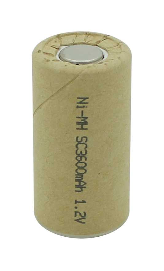 Zylindrische Akkuzelle mit braunem Papiermantel, oben sichtbare Metallkappe, freigestellt auf weißem Hintergrund