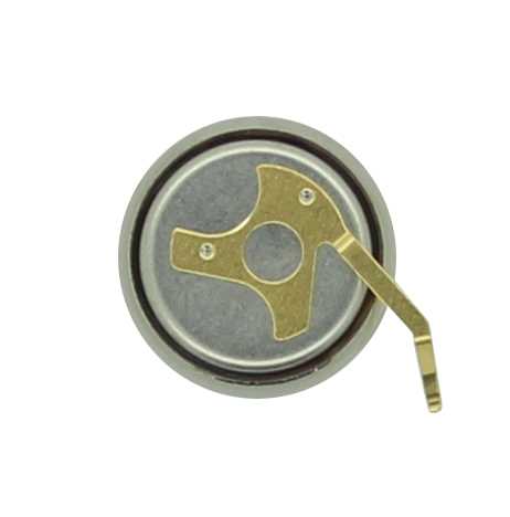 Runde Metallzelle mit goldfarbenem Kontaktblech und seitlich abstehender Lasche auf weißem Hintergrund