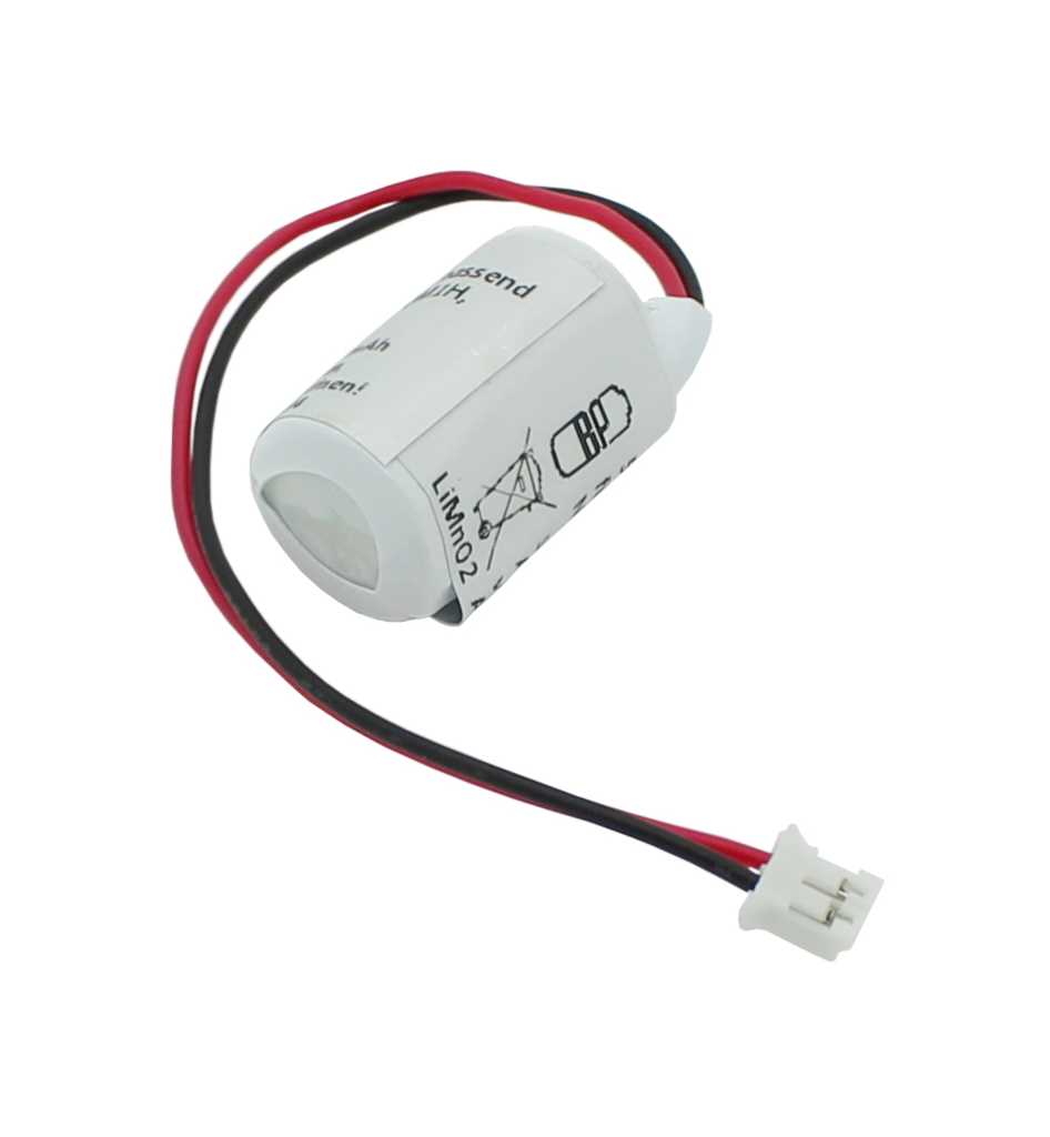 Weiße zylindrische Batterie mit rot-schwarzem Kabel und weißem zweipoligem Stecker auf weißem Hintergrund