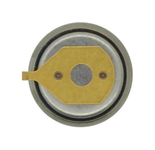 Runde silberne Knopfzelle mit goldener Kontaktlasche auf weißem Hintergrund