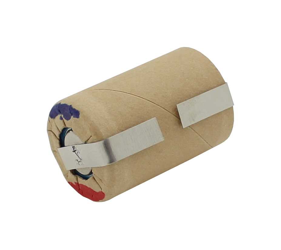 Zylindrische Akkuzelle mit brauner Ummantelung und zwei Metall-Lötfahnen an der Seite, freigestellt auf Weiß