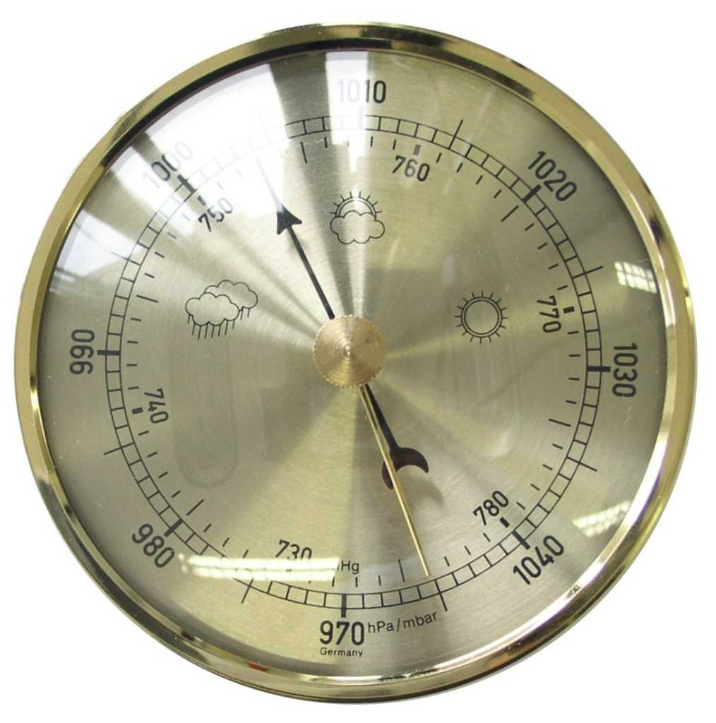 Rundes Barometer mit goldfarbenem Rand, silbernem Zifferblatt, Skala und Zeiger sowie Wetter-Symbolen für Sonne und Wolken