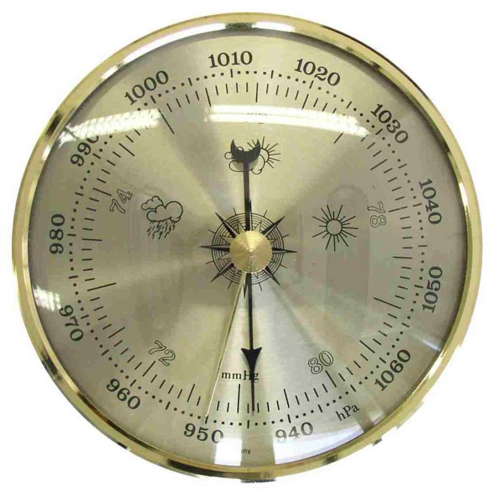 Rundes Barometer mit goldfarbenem Rand, Skala 940–1060 hPa und Zeiger, Symbole für Sonne und Regenwolke