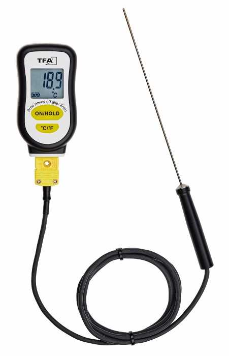 Handthermometer mit Display und gelben Tasten, verbunden per Kabel mit langer Metallsonde mit schwarzem Griff