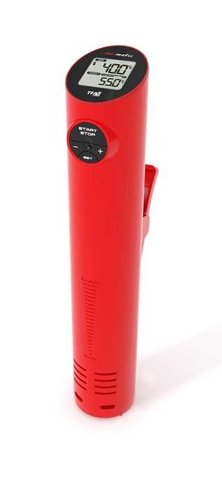 Rotes Sous-Vide-Stabgerät mit Display und Tastenfeld, seitlicher Clip zur Befestigung, freigestellt auf Weiß