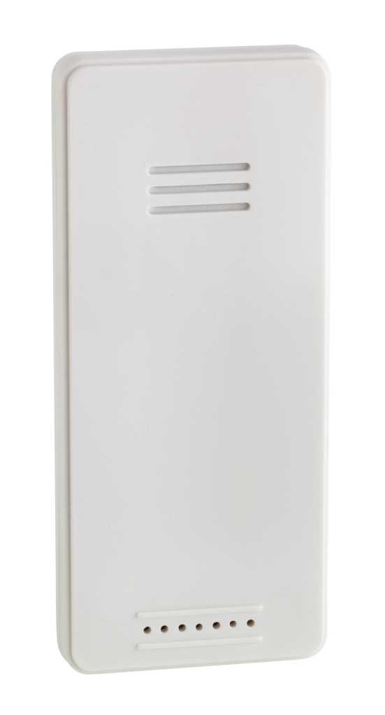 Weißes rechteckiges Kunststoffgehäuse mit drei horizontalen Schlitzen oben und kleinen Löchern unten auf der Vorderseite