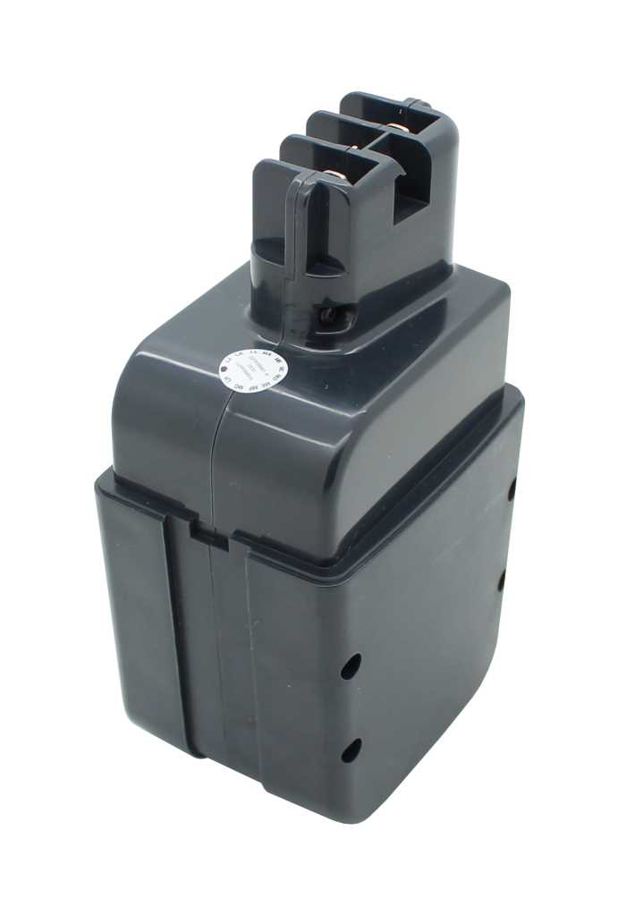 Schwarzer Akkupack mit Kontaktaufsatz und sichtbaren Metallkontakten, freigestellt auf weißem Hintergrund